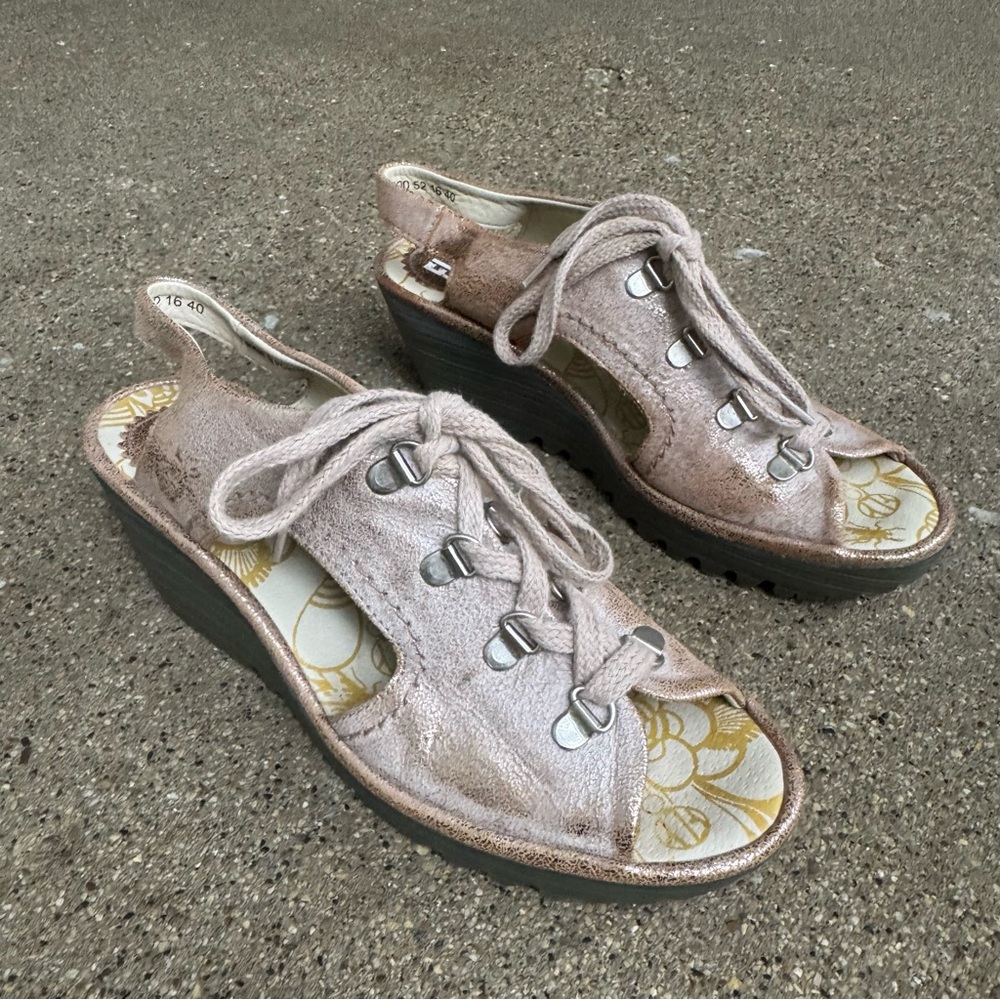 FLY LONDON YLFA LACE UP GOLDTONE LEATHER WEDGE 40/9-9.5